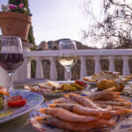 Tapas met wijn op terras