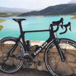 Wielrenfiets bij het stuwmeer