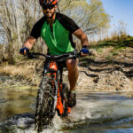 Mountainbike door het riviertje