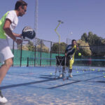Trainer bij padeltraining