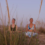 Yoga in de natuur bij zonsondergang