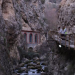 Wandeling door kloof langs rivier