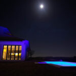 Zwembad bij volle maan