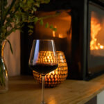 Open haard met rode wijn en kaarslicht
