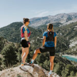 Meiden bovenop de berg