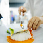 De vis krijgt een krokant korstje