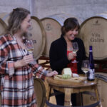 Dames bij wijnproeverij