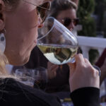 Slokje wijn op terras