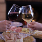 Proosten wijnglazen bij open haard