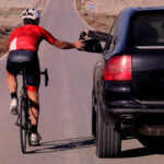 Volgauto geeft bidon aan