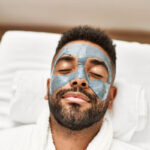Man krijgt facial in onze spa