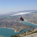 Vrije vlucht boven stuwmeer